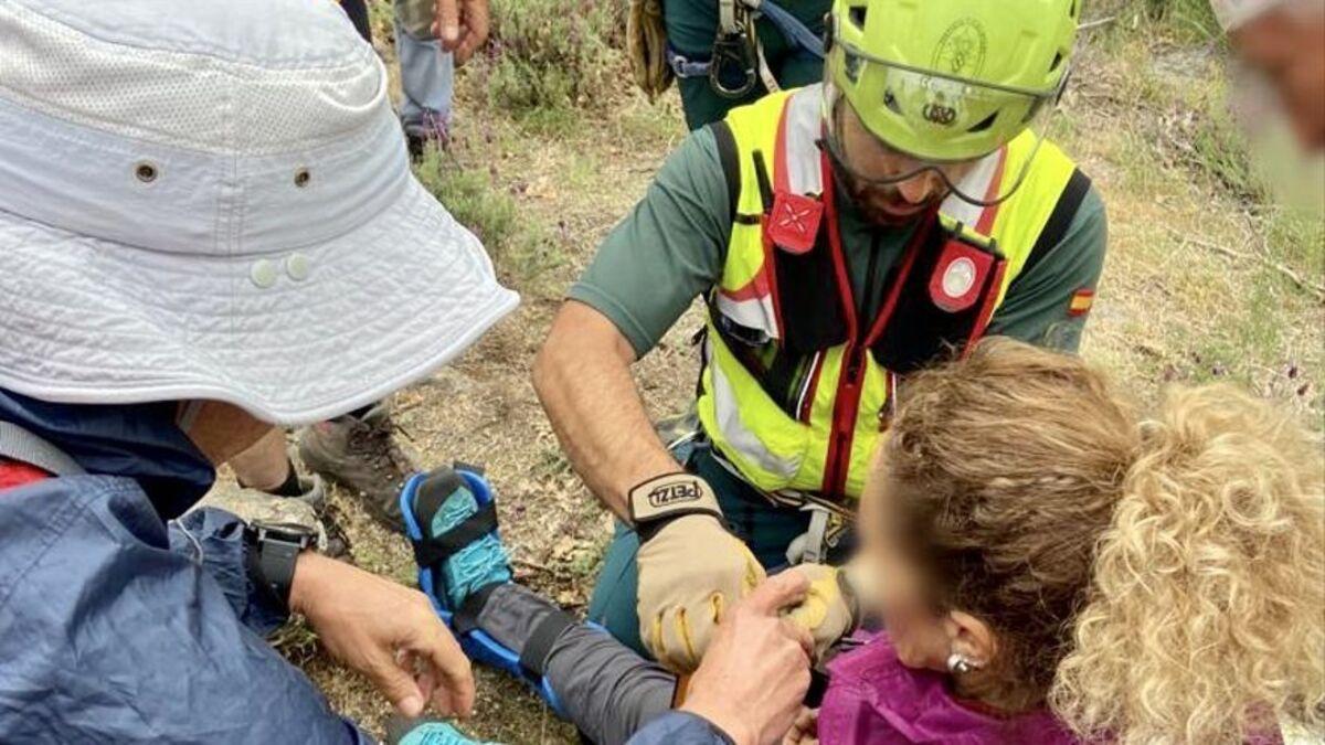 Equipo de recate junto a la senderista accidentada el pasado domingo.