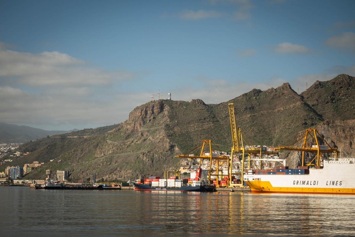 Vertido de gasóleo en el Puerto de Santa Cruz de Tenerife Vertido de gasóleo en el Puerto de Santa Cruz de Tenerife