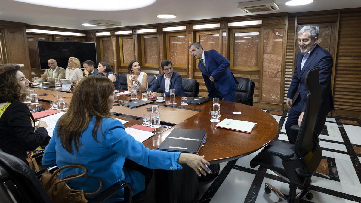 El presidente Fernando Clavijo (d) momentos antes de presidir la reunión del Consejo de Gobierno