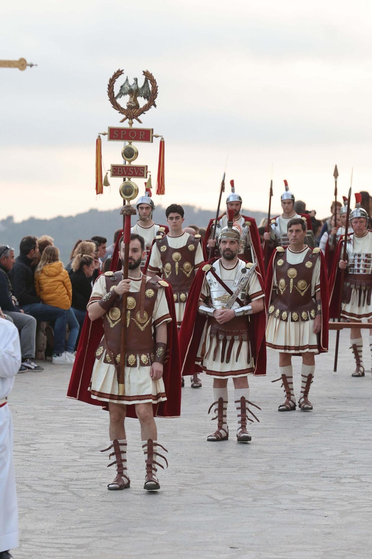 Las mejores imágenes de la procesión del Santo Entierro del Viernes Santo en Santa Eulària