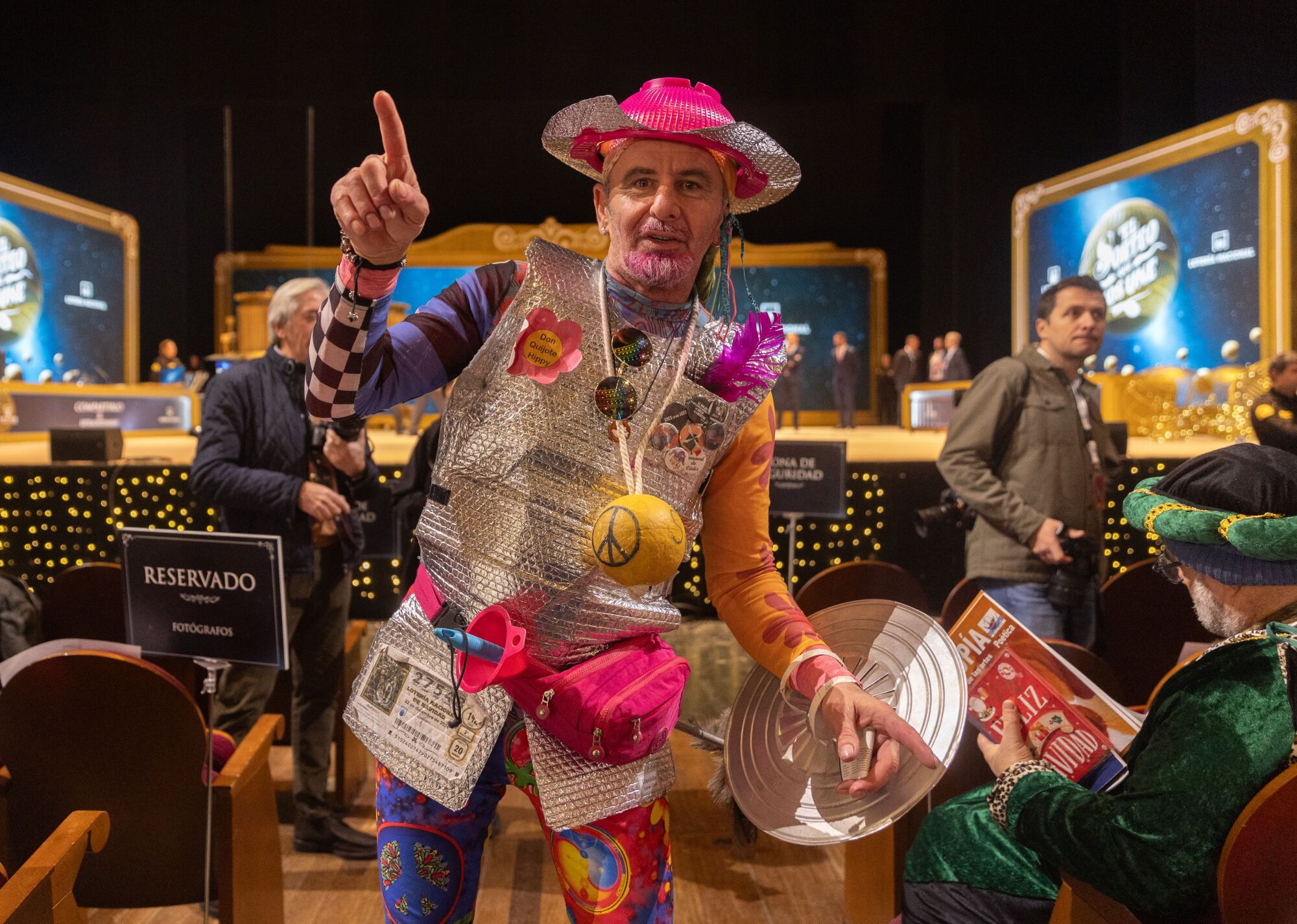 Un hombre disfrazado antes de comenzar la celebración del Sorteo Extraordinario de la Lotería de Navidad 2024, en el Teatro Real, a 22 de diciembre de 2024, en Madrid (España). El Estado reparte hoy un total de 2.702 millones de euros en premios, lo que supone 112 millones más que el año pasado. Para este sorteo se han puesto a la venta 193 millones de décimos de Lotería de Navidad. Este año la emisión consta de 193 series (ocho más que el anterior) de 100.000 números cada una, y asciende a 3.860 millones de euros, de los que se repartirá un 70% en premios. 22 DICIEMBRE 2024;SORTEO;NAVIDAD;LOTERIA Eduardo Parra / Europa Press 22/12/2024. Eduardo Parra;