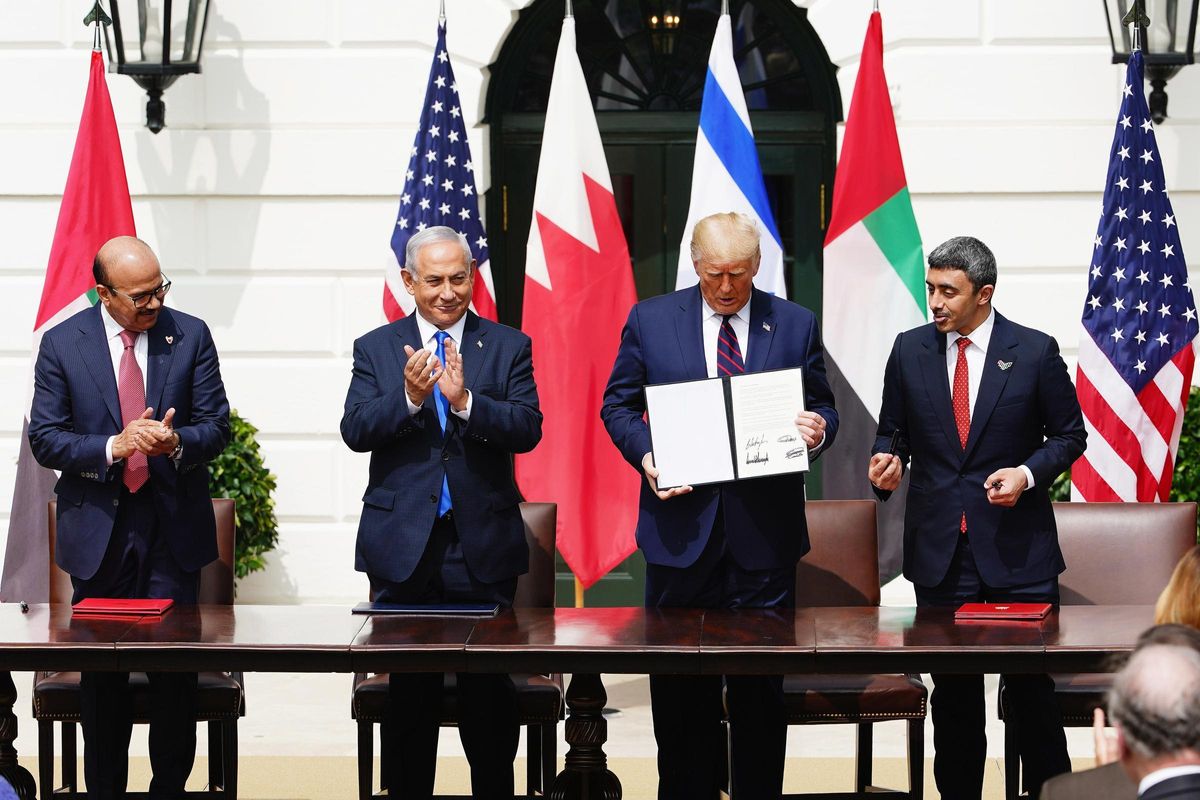 Por la izquierda, el ministro de Exteriores de Baréin, Abdulatif bin Rashid al Zayani; el primer ministro israelí, Binyamín Netanyahu; el presidente de EEUU, Donald Trump, y el canciller emiratí, Abdulá bin Zayed al Nahyan, durante la firma de los primeros Acuerdos de Abraham, el 15 de septiembre de 2020 en la Casa Blanca.