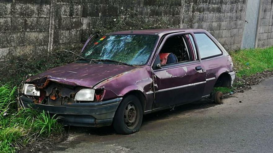 Reclaman la retirada de la vía pública de coches abandonados