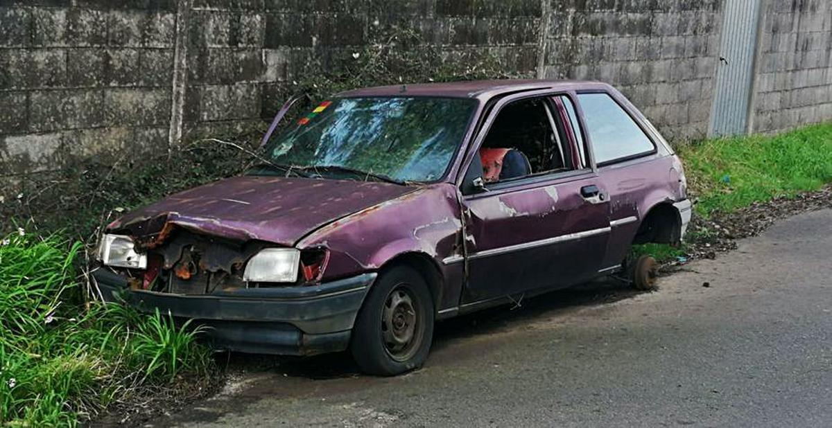 Reclaman la retirada de la vía pública de coches abandonados
