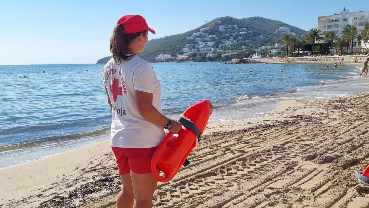 Imagen de archivo de una socorrista en la playa de Santa Eulària.