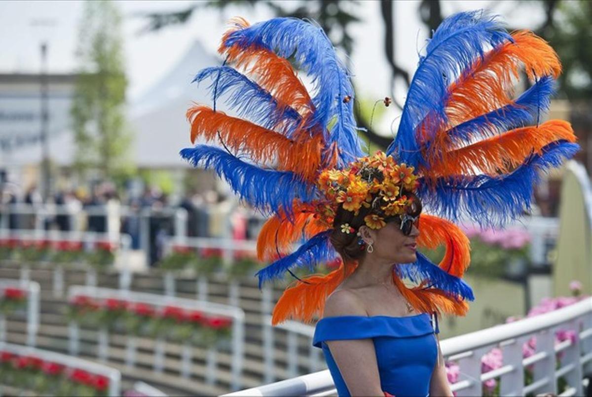 Una dona llueix el seu ornament de cabell en la jornada d’inauguració del Royal Ascot.