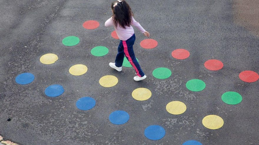 Una niña, en el patio del colegio San Pedro de los Arcos (Oviedo). | D. C.