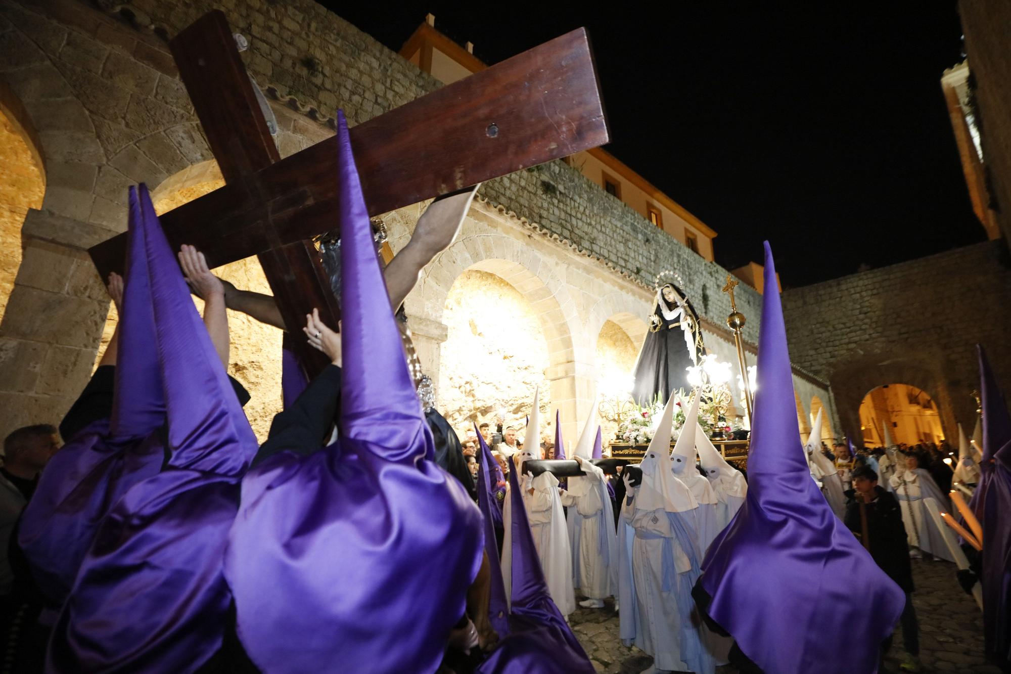 Mira aquí todas las fotos de la procesión del Viernes de Dolores en Ibiza