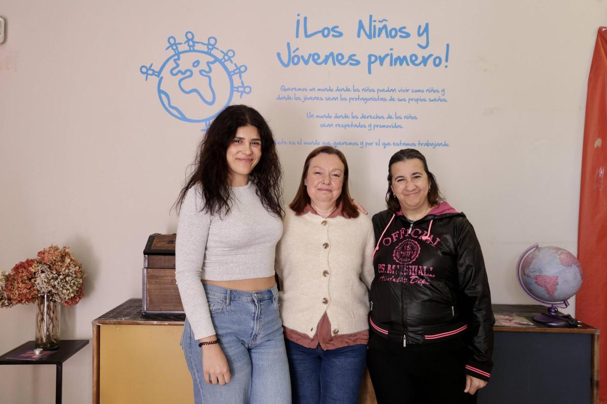 Marta García, María José González y María Gloria González en el hall del centro ovetense.
