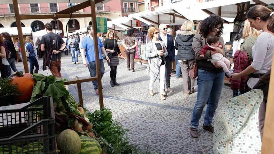 Un mercado en la plaza Mayor de Gijón.