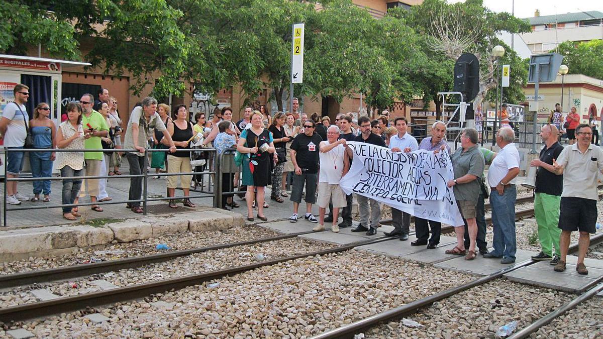 Protesta vecinalapoyado por el alcalde Rafa García cortando el paso a nivel de Burjassot-Godella.