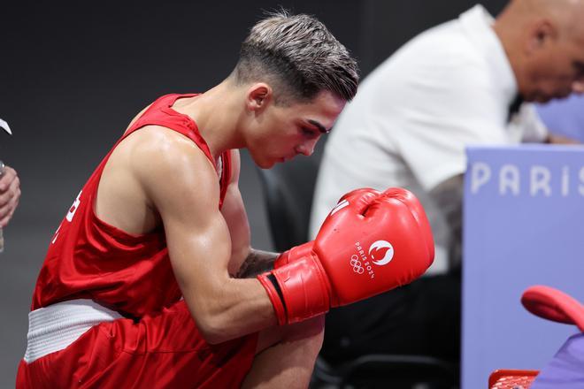 El boxedor español Rafael Lozano Serrano (rojo) se enfrenta al dominicano Yunior Alcantara Reyes (azul) durante su combate de boxeo masculino de 51kg de cuartos de final de los Juegos Olímpicos de París 2024 este viernes en North Paris Arena de Seine-Saint Denis. 