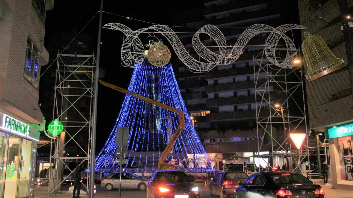 Las pruebas del árbol, anoche, llevaron a los técnicos a decidir la retirada de la guirnalda de Juan Carlos I