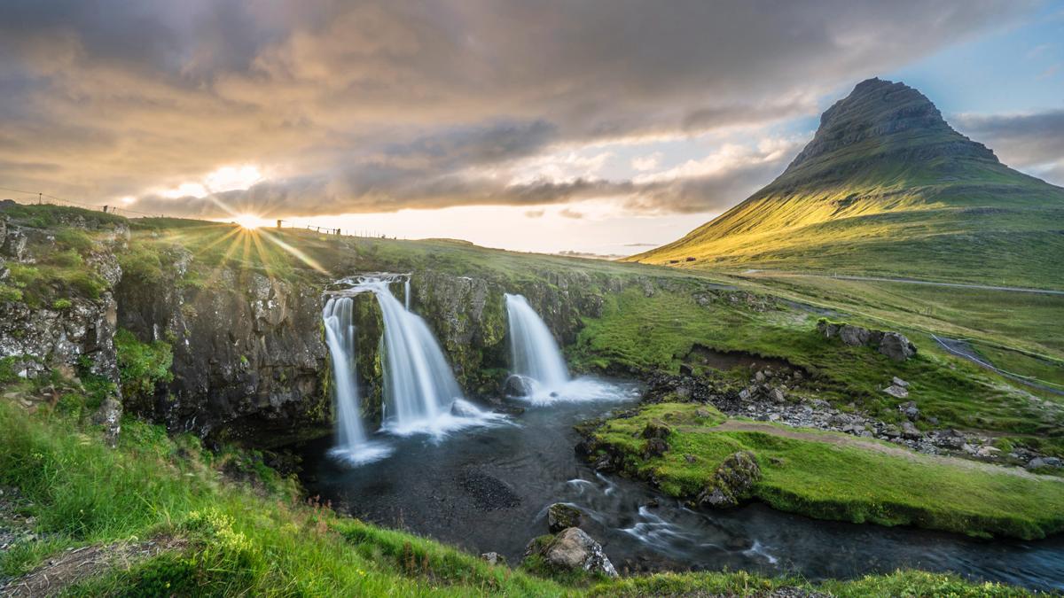 Kirkjufell es una de las montañas más famosas de Islandia