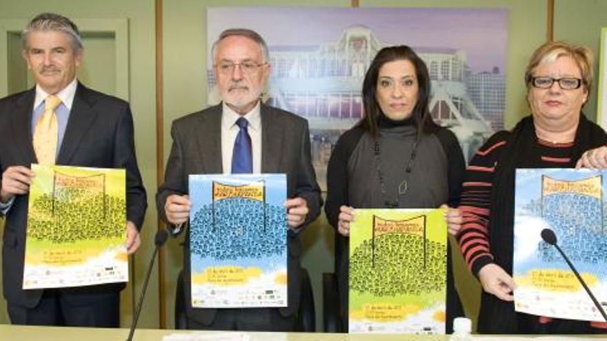 Alonso Gómez, Francisco Celdrán, Dolores Hernández y Josefa Maroto con el cartel.