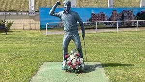 Estatua en honor del golfista Severiano Ballesteros en Pedreña