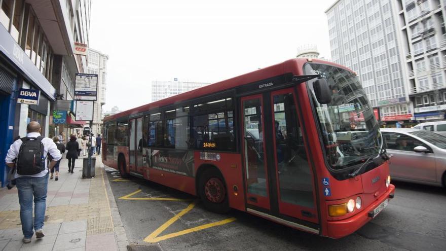 La jueza rechaza las medidas cautelares y autoriza al Concello a bajar el precio del bus mañana