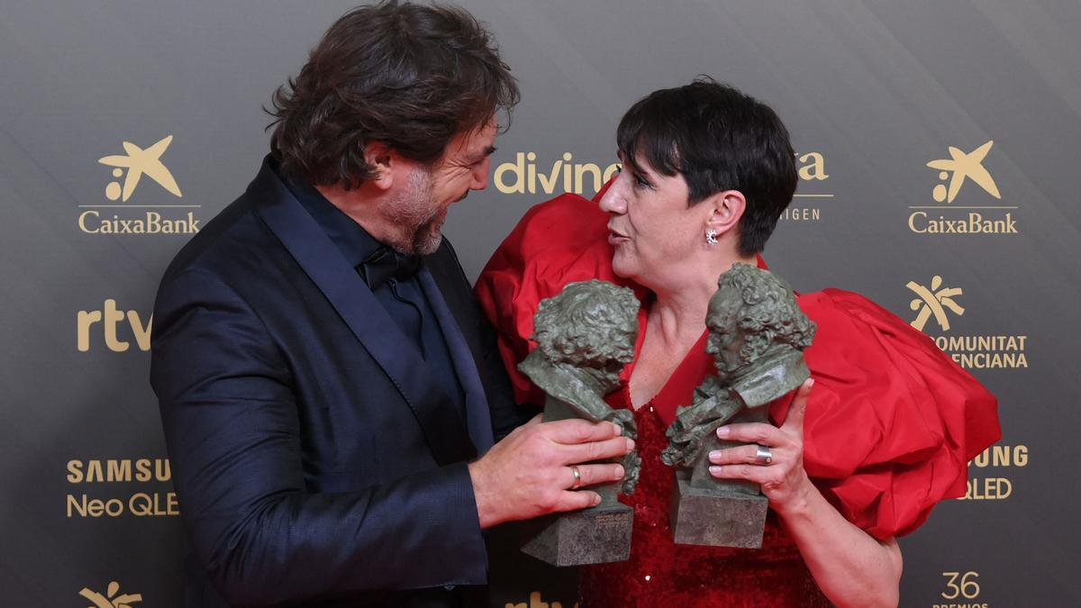 Los actores Javier Bardem y Blanca Portillo posan con los Goya a mejores actores protagonistas durante la gala de la 36 edición de los Premios Goya.