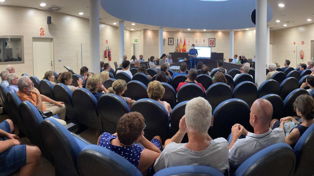Reunión en el salón de plenos del Ayuntamiento de Pilar de la Horadada para informar sobre los proyectos del emisario