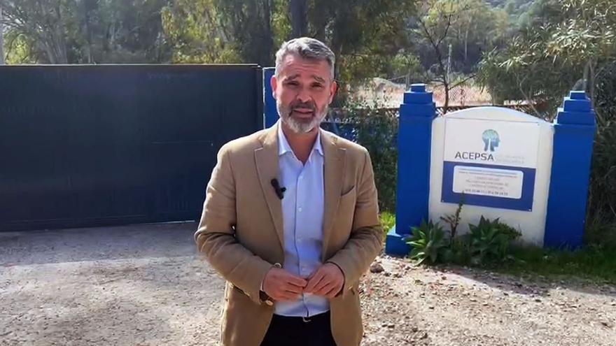 El concejal socialista José Bernal, junto al acceso al centro Hacienda de Toros.