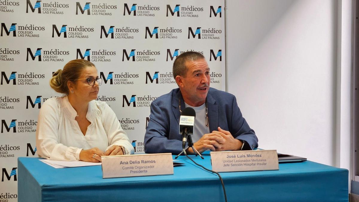 El jefe de la Unidad de Lesionados Medulares del Hospital Insular, José Luis Méndez, y Ana Delia Ramos, presidenta del comité organizador de Aselme.