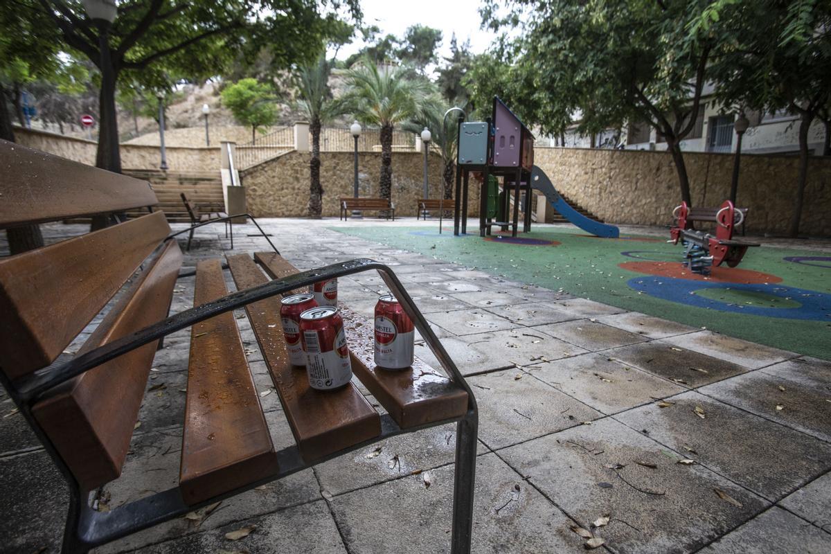 Un banco con varias latas de cerveza en Altozano.