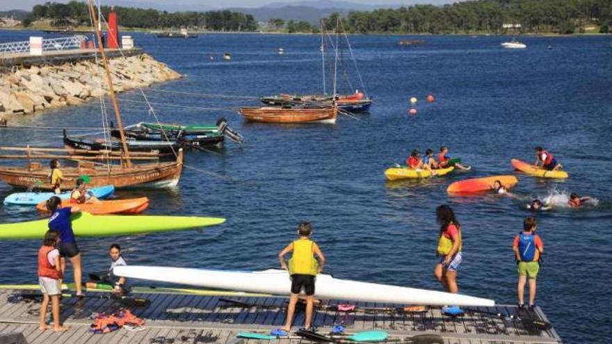 Canoas y piraguas utilizadas en el entorno del pabellón de los deportes náuticos.  //  Muñiz