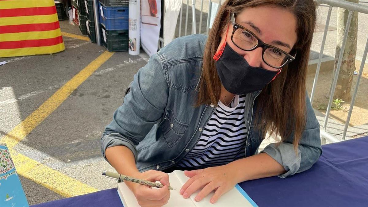 Ana Sánchez, firmando.