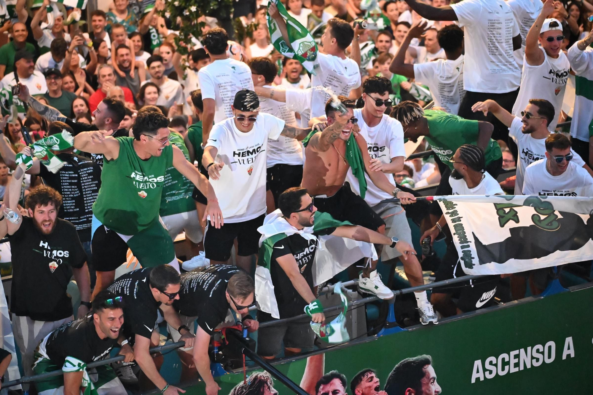 El Elche CF celebra el ascenso a Primera con una rúa en autobús hasta la Plaça de Baix