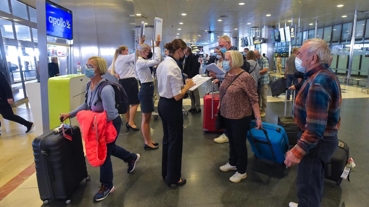 Llegada de turistas extranjeros al aeropuerto de Gran Canaria.