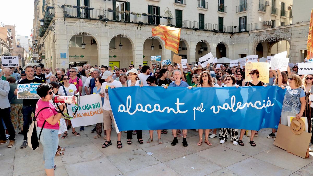 Protesta frente al Ayuntamiento de Alicante contra declarar a la ciudad castellanohablante