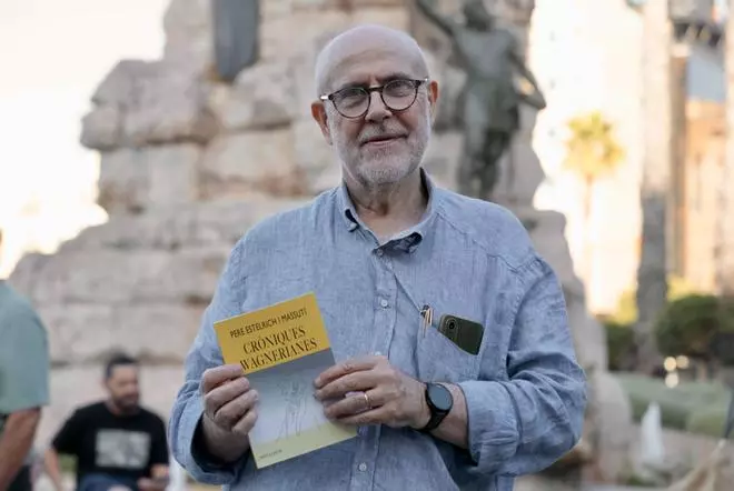 Pere Estelerich se rodea de amigos, lectores y amantes de la música en la presentación de 'Cròniques wagnerianes'