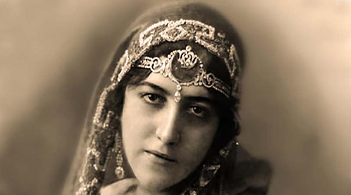 Imagen de Anita Delgado con un tocado indio.