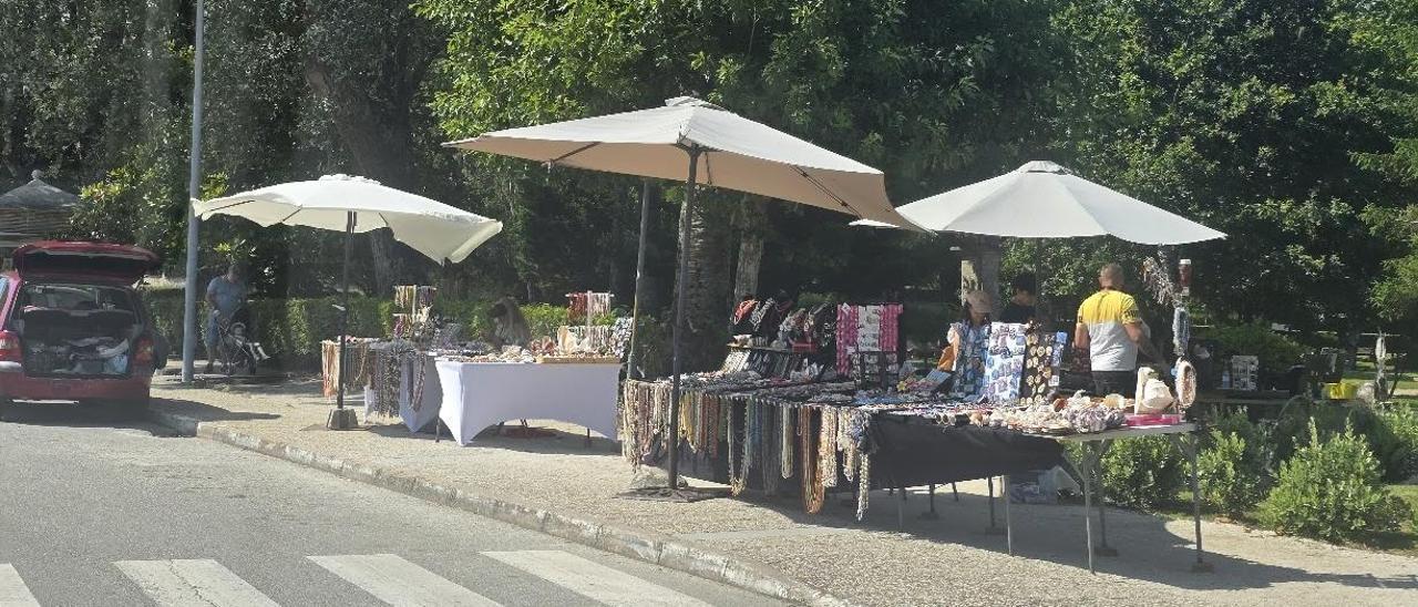 Puestos de artesanía en la isla de A Toxa.