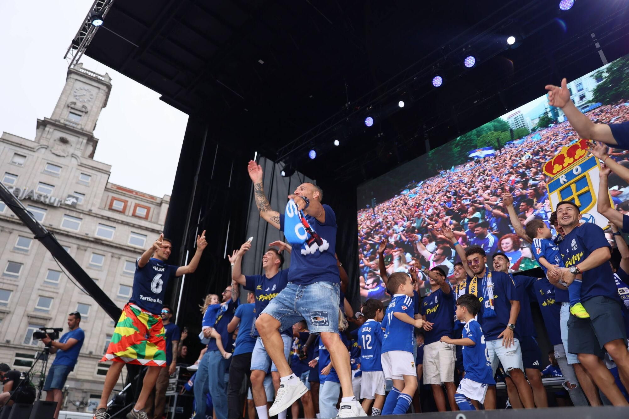 Locura azul en las calles de Oviedo para celebrar el ascenso del equipo a Primera División