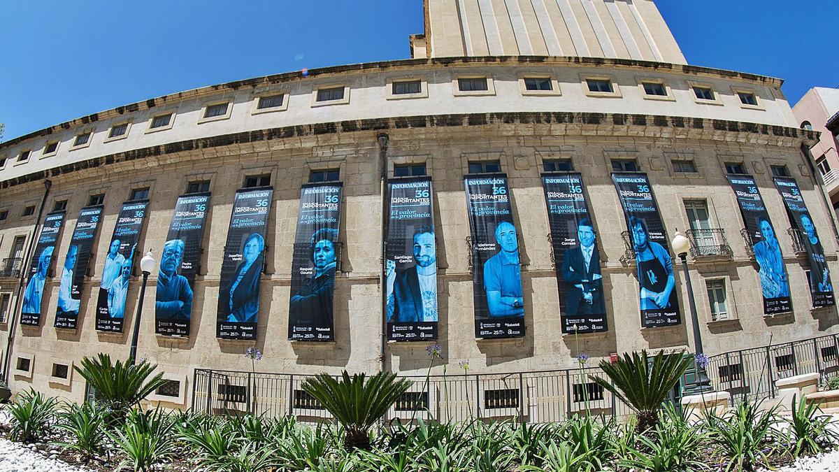 El céntrico edificio se engalana con banderolas que llevan la imagen de los premiados para acoger la entrega de los galardones. | ALEX DOMÍNGUEZ