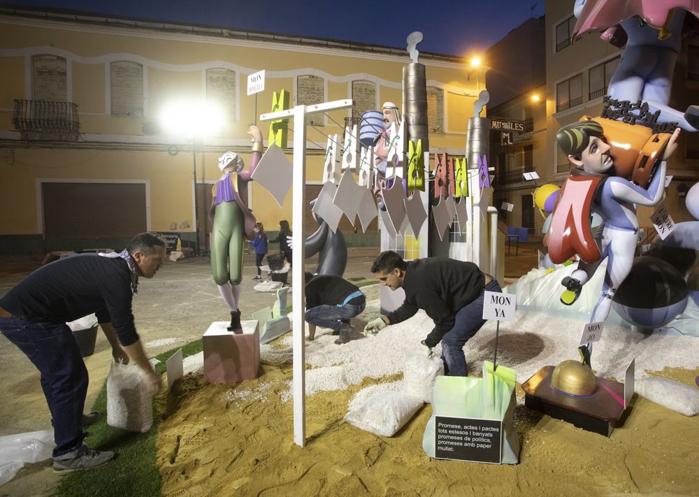 Trabajo en equipo al estilo fallero en la Plantà de las fallas de Sagunt