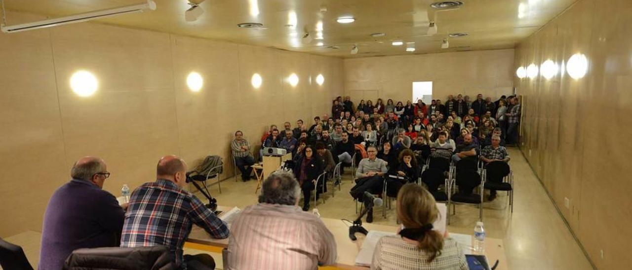 Trabajadores municipales, durante una asamblea.