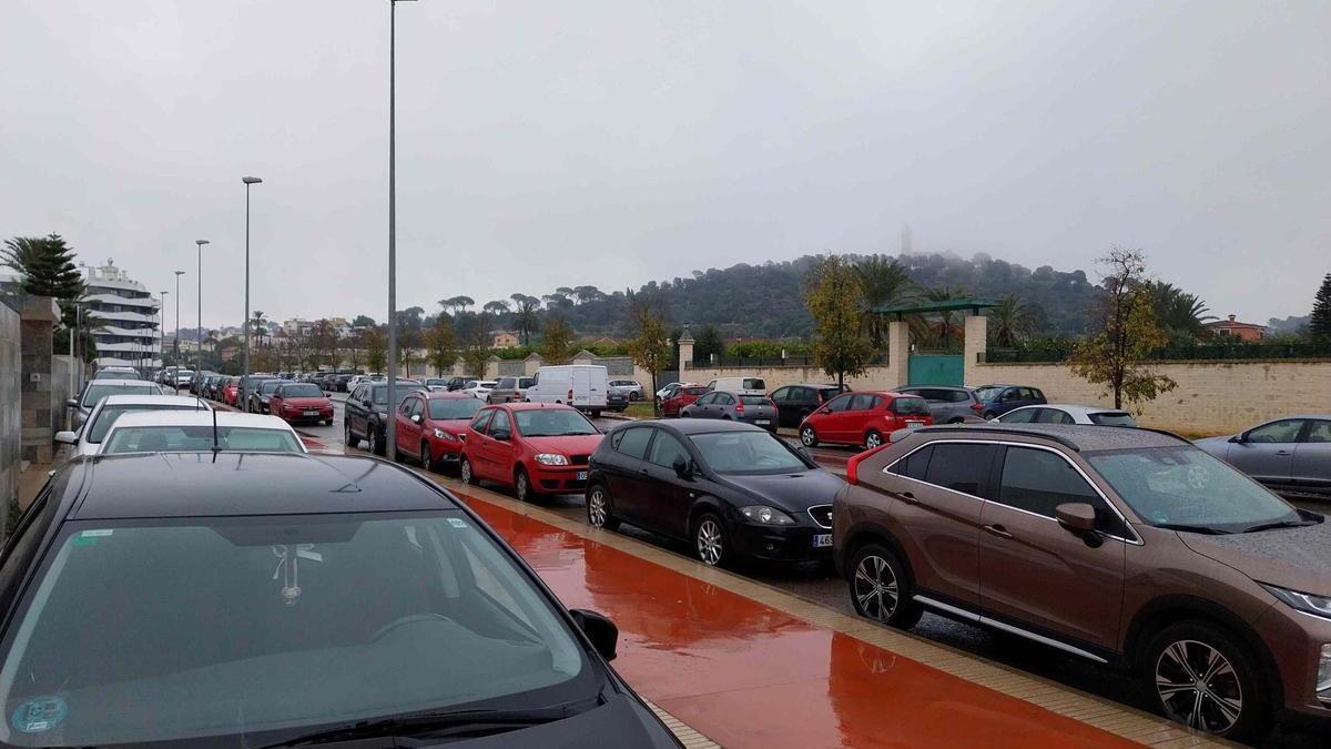 Vehículos estacionados en el sector Hort de Galvañón, un punto elevado de Alzira. Al fondo, la ermita del Lluch asoma entre la niebla.