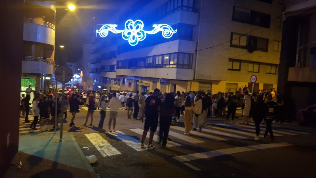 Jóvenes en la noche del sábado en Cangas