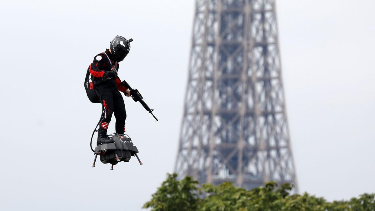 El campeón del mundo de motos de agua, Franky Zapata, durante el desfile del 14 de julio en París.