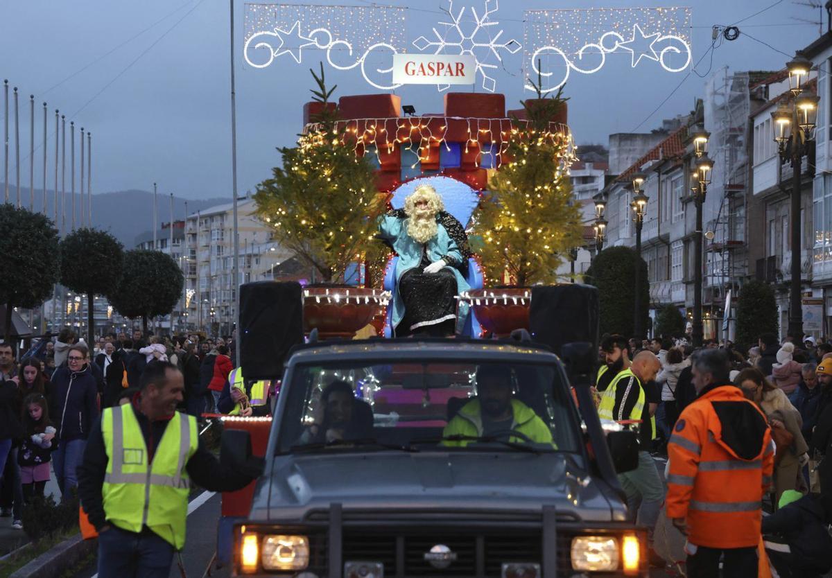 Sobre estas liñas, cabalgata de reis de Baiona no ano 2024. Á dereita, exposición de microbeléns no Multiusos de Sabarís.   | // ALBA VILLAR/ D.P.