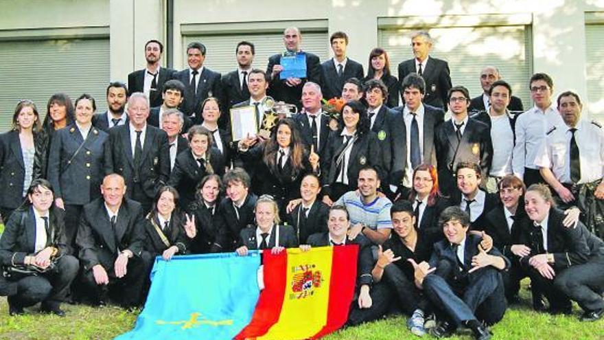 La formación musical gijonesa posa tras el triunfo, con el diploma y el trofeo -una lira dorada- logrado en Rybnik.