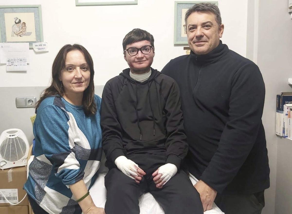 Adrián y su familia piden que España financie un medicamento como ya hacen Alemania, Francia o Italia. | L.O.