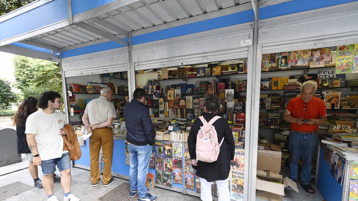 Celebración de la Feria del Libro Antiguo y de Ocasión en la alameda de la Plaza de Compostela de Vigo