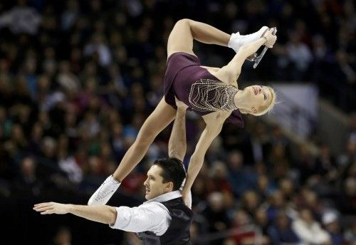 Tatiana Volosozhar y Maxim Trankov (Rusia) realizan su ejercicio de pareja en el Campeonato Mundial de Patinaje Artístico de Londres