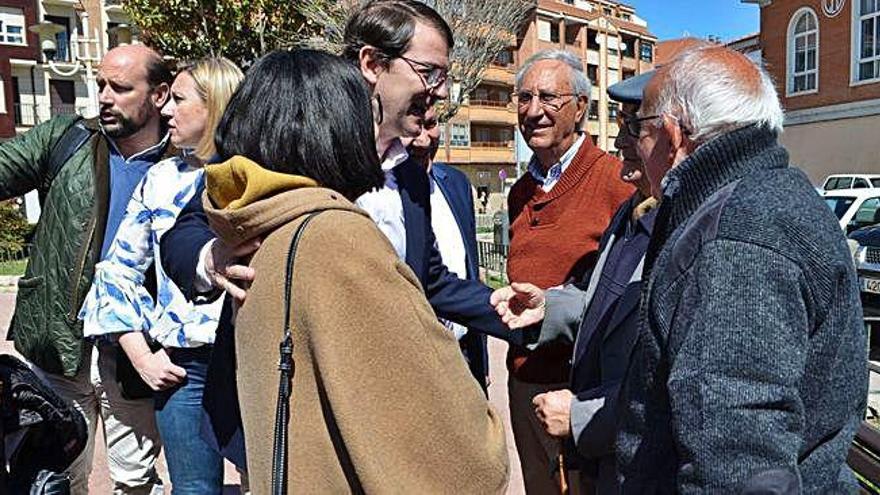 Mañueco y la candidata a la Alcaldía por el PP saludando a vecinos de Benavente.