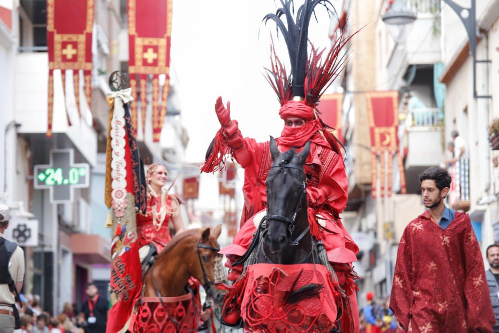 El bando de la media luna ofreció un majestuoso espectáculo en el segundo gran desfile de los Moros y Cristianos de la ciudad