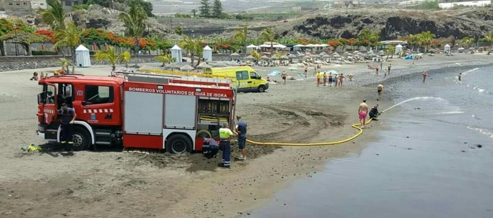 Ambulancia y bomberos quedan atrapados en la arena