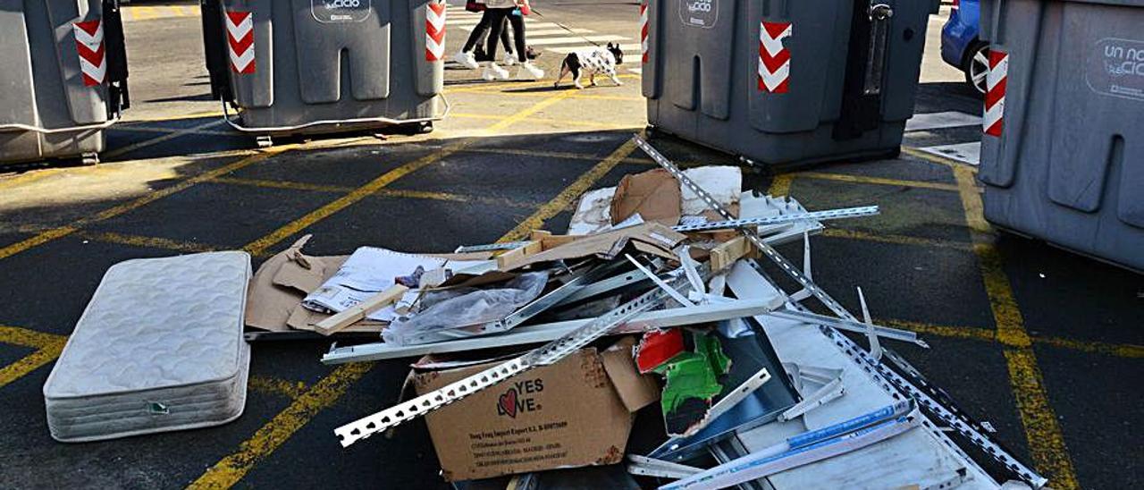 Un vertido de enseres, ayer, en el centro de Bueu.   | // GONZALO NÚÑEZ